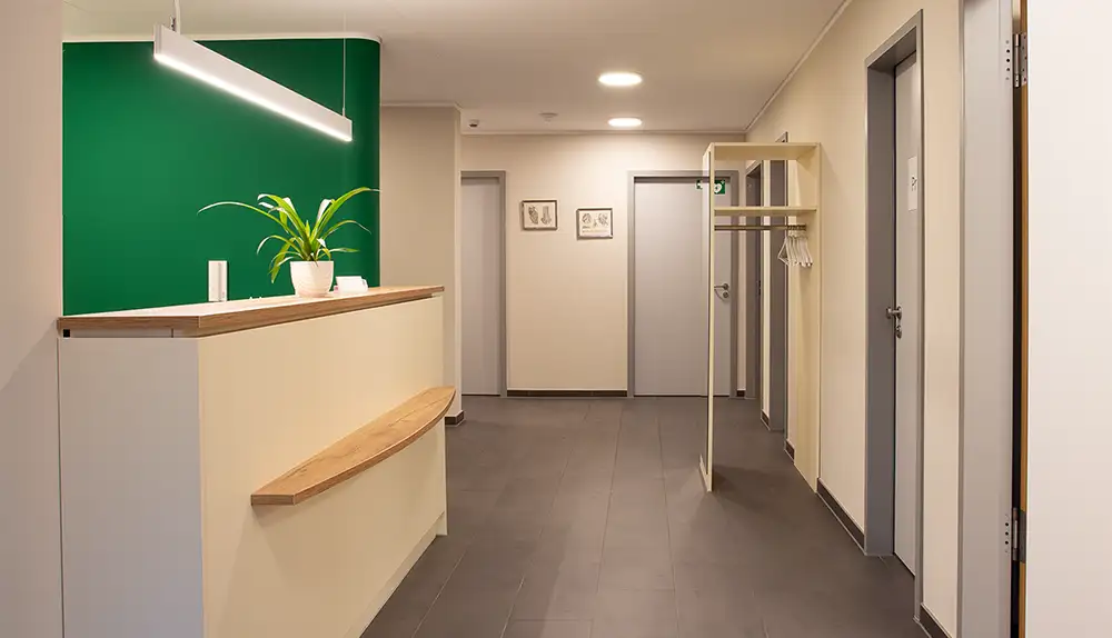 Eingangsbereich der Neurologischen Praxis in hellen freundlichen Farben